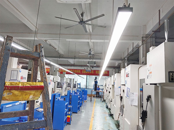 车间安装LED条形灯...