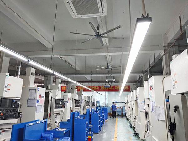 车间安装LED条形灯...