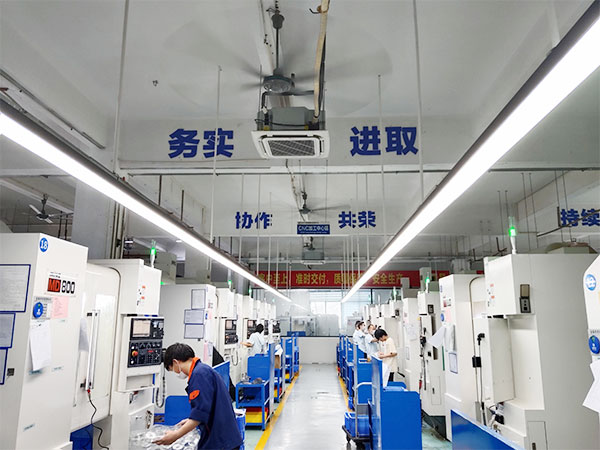 车间安装LED条形灯...