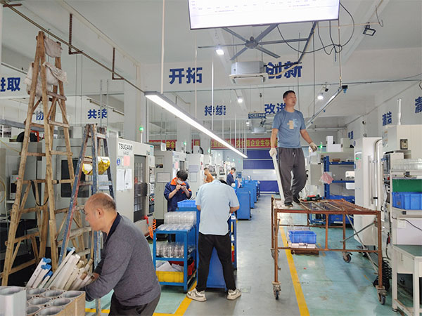 车间安装LED条形灯...