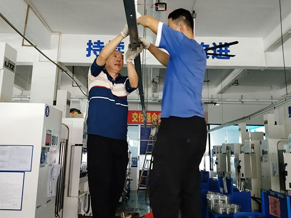 车间安装LED条形灯...